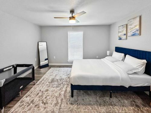 a bedroom with a bed and a ceiling fan at Comfy 1BR 1BA Retreat Near Dallas North Tollway in Addison