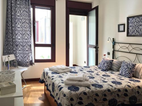 1 dormitorio con 1 cama con toallas en Mai Apartment II, en Las Palmas de Gran Canaria