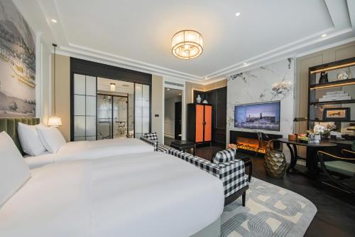 a bedroom with a large white bed and a desk at CHONGQING MANQUE MANSION in Chongqing