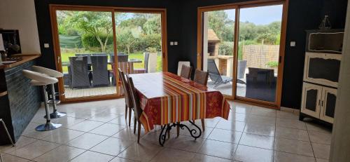 d'un balcon et d'une salle à manger avec une table et des chaises. dans l'établissement Mer D'Iroise, à Plouarzel