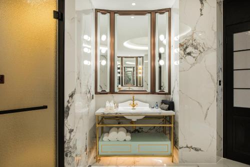 a bathroom with a sink and a mirror at CHONGQING MANQUE MANSION in Chongqing