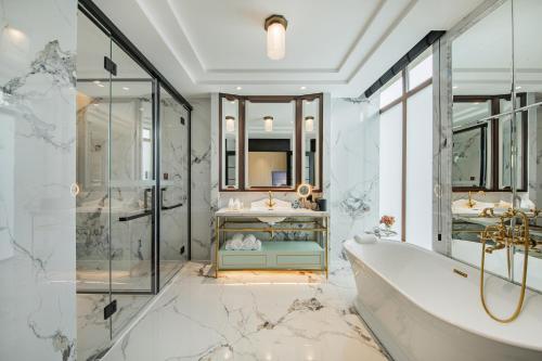 a bathroom with a tub and a shower at CHONGQING MANQUE MANSION in Chongqing