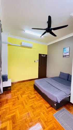 a bedroom with a bed and a ceiling fan at Rinting Masai Semi-D Snooker Ping Pong 6R 20 Paxs in Masai