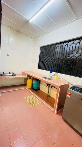 a room with a table and a sink in it at Rinting Masai Semi-D Snooker Ping Pong 6R 20 Paxs in Masai