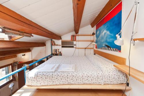 1 dormitorio con 1 cama en una habitación en Venice Samoro Jacuzzi, en Venecia