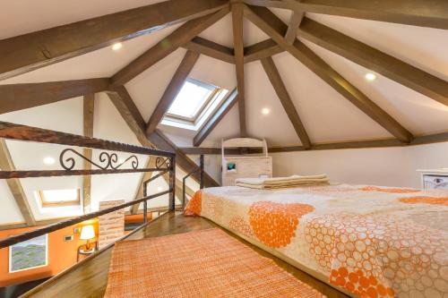 een slaapkamer op zolder met een bed en een raam bij Apartment Romansa in Split