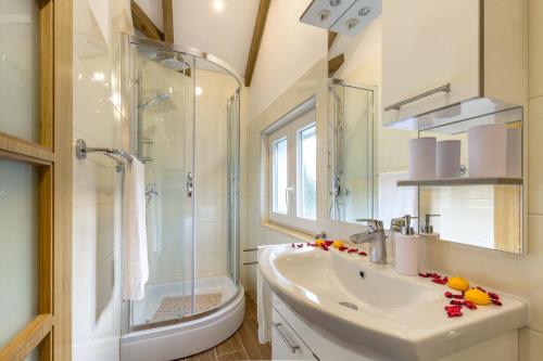 een witte badkamer met een wastafel en een douche bij Apartment Romansa in Split