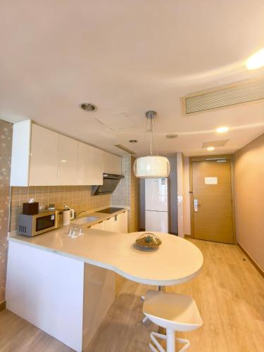 a kitchen with a white counter and a table at Holiday Inn Express Beijing Yizhuang by IHG - Taxi 1 Hour to International Airport and 800 Meters to the Nearby Subway in Daxing