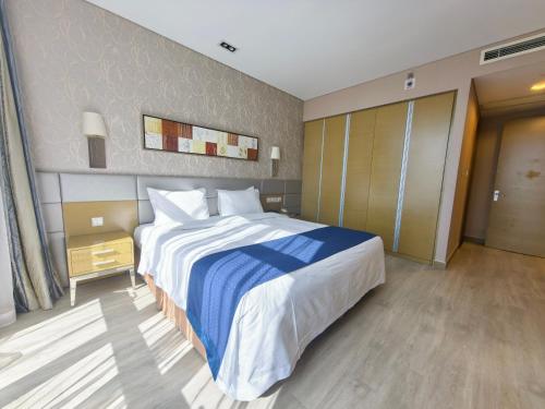 a bedroom with a large bed with a blue and white blanket at Holiday Inn Express Beijing Yizhuang by IHG - Taxi 1 Hour to International Airport and 800 Meters to the Nearby Subway in Daxing