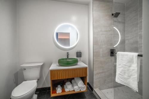 ロサンゼルスにあるLYFE INN & SUITES by AGA- North Hollywood Universal Studiosのバスルーム(白いトイレ、鏡付)