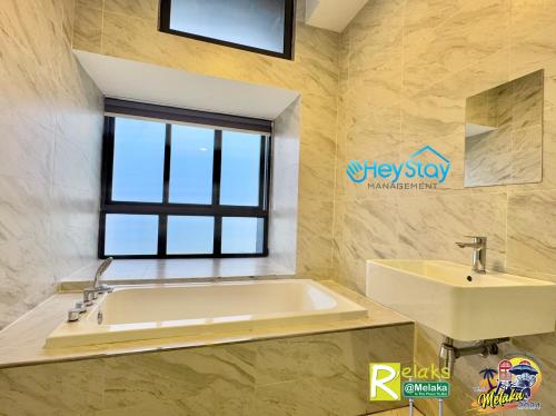 Ένα μπάνιο στο Imperio Residence By Heystay Management