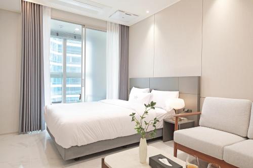 Postel nebo postele na pokoji v ubytování Sota Suite Busan Seomyeon