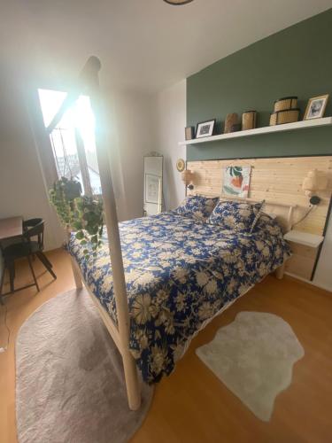 Una cama o camas en una habitación de Un cocon au Presbytère avec place de parking voiture gratuite