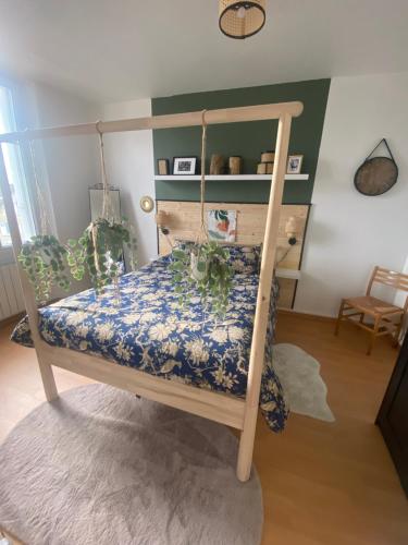 Una cama o camas en una habitación de Un cocon au Presbytère avec place de parking voiture gratuite