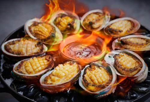 a pot ofcooked food with corn on a stove at Dusit Thani Shuangyue Bay Resort Huizhou in Huidong