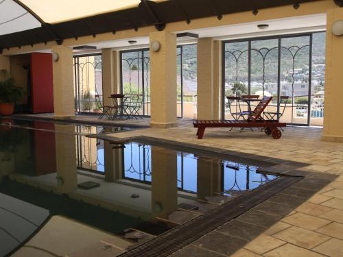 eine Wasserlache in einem Gebäude mit Fenstern in der Unterkunft The Village Apartments in Kapstadt