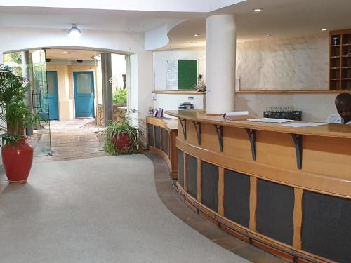 eine Lobby eines Restaurants mit einer Rezeption in der Unterkunft The Village Apartments in Kapstadt