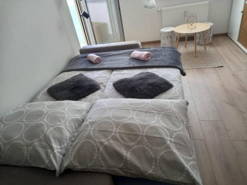 グディニャにあるNowoczesne mieszkanie z odległym widokiem na morzeのベッド1台(枕2つ付)