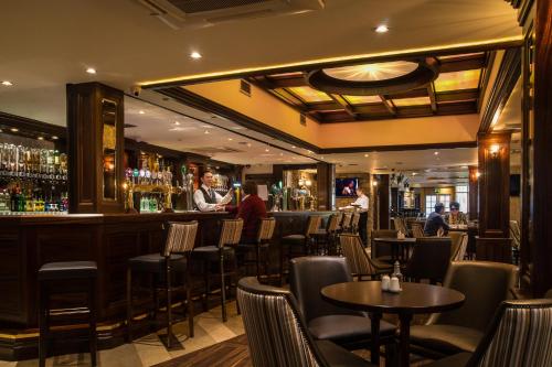 Abbey Hotel Donegal tesisinde bir restoran veya yemek mekanı