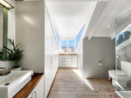 Ένα μπάνιο στο The Honeycomb a 3 Bed in De Waterkant with Hot tub