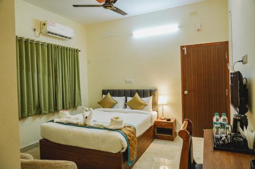 Merry Inn Luxe Suites near Kempegowda international airportにあるベッド