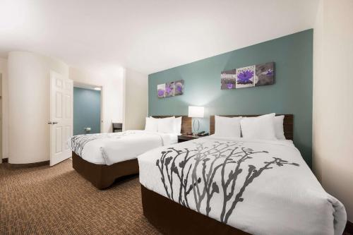 Ένα ή περισσότερα κρεβάτια σε δωμάτιο στο Sleep Inn & Suites Cullman I-65 exit 310
