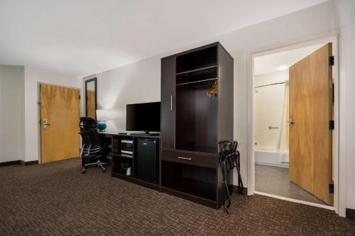 Μια τηλεόραση ή/και κέντρο ψυχαγωγίας στο Sleep Inn & Suites Cullman I-65 exit 310