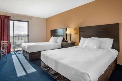Postel nebo postele na pokoji v ubytování Econo Lodge Inn & Suites Rehoboth Beach