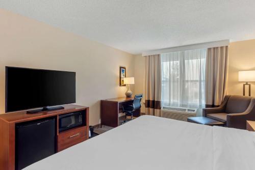 TV a/nebo společenská místnost v ubytování Comfort Inn & Suites Dover near Speedway