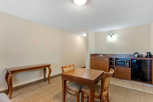 Kuchyň nebo kuchyňský kout v ubytování Comfort Inn & Suites Dover near Speedway