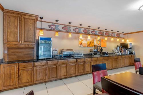 Kuchyň nebo kuchyňský kout v ubytování Comfort Inn & Suites Dover near Speedway