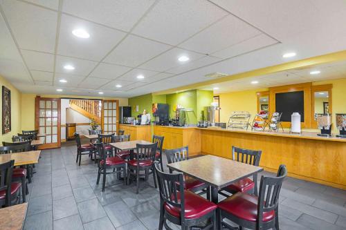 a restaurant with tables and chairs and a bar at Quality Inn & Suites Harrington - Milford in Harrington