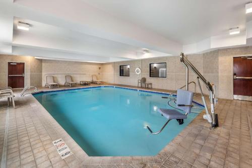 a large swimming pool in a hotel room at Comfort Suites Redmond Airport in Redmond