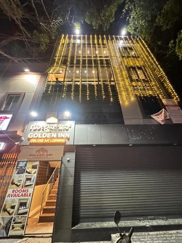 バンガロールにあるHotel Golden Innの大きな建物は夜にライトアップされる