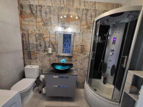 a bathroom with a sink and a toilet and a tub at Słoneczny Apartament Władysławowo dla 6 osób in Władysławowo