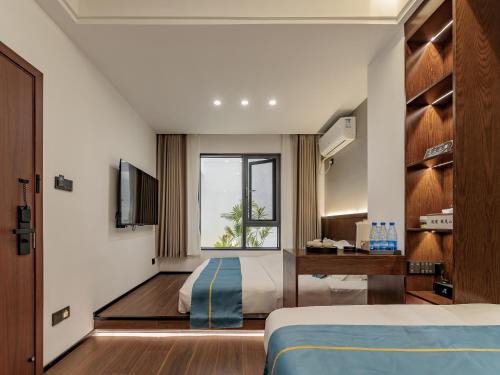 a hotel room with a bed and a window at ZhangJiaJie Enjoy Nature hotel in Hanqiyu