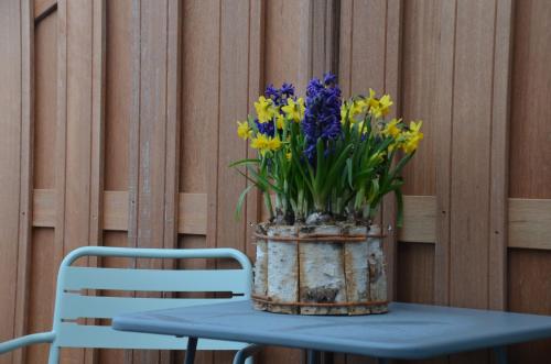a blue table with a vase of flowers on it at Hotel Restaurant de Engel in Lisse
