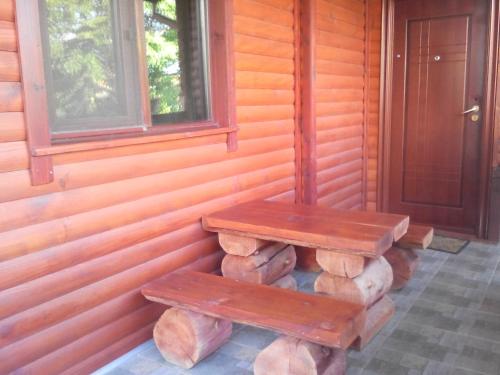 サパレヴァ・バニャにあるVyara Guest Houseの小屋の横に座るベンチ一組