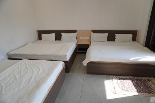 Cama o camas de una habitación en Shree radhe mohan hotel and resort khatushyamji
