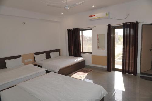 Postel nebo postele na pokoji v ubytování Shree radhe mohan hotel and resort khatushyamji