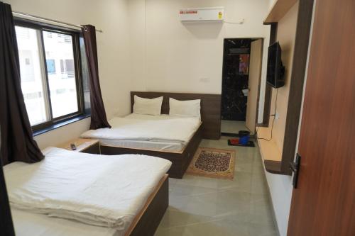 Cama o camas de una habitación en Shree radhe mohan hotel and resort khatushyamji