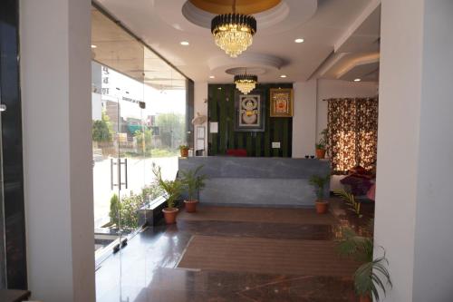 Imagen de la galería de Shree radhe mohan hotel and resort khatushyamji, en Khātu