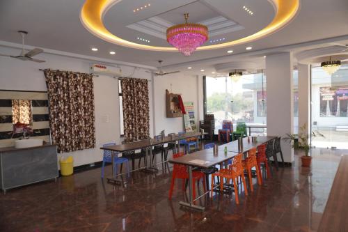 Un restaurante o sitio para comer en Shree radhe mohan hotel and resort khatushyamji