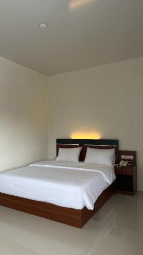 Кровать или кровати в номере Arraudah Hotel Syari'ah