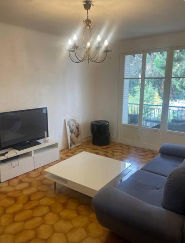 un salon avec un canapé et une table basse dans l'établissement 3 pièces Cannes 300m de la plage, à Cannes