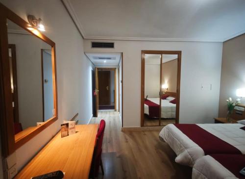 Postel nebo postele na pokoji v ubytování Hotel Helmántico