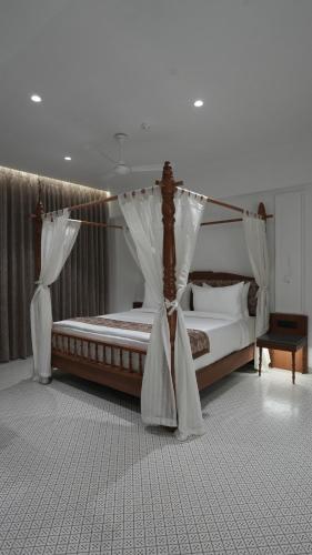Postel nebo postele na pokoji v ubytování Haldi Kumkum Resort