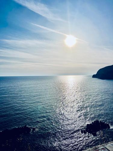 a large body of water with the sun in the sky at Casa Maadry in Ischia