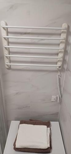 - une serviette blanche assise sur une table dans la salle de bains dans l'établissement Center & homely Apartment, à Klaipėda