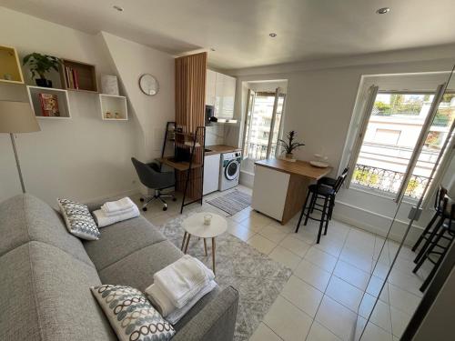Zona d'estar a Superb Studio with Eiffel Tower View